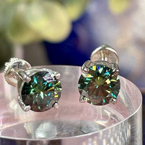 2ct Green Diamond studs earrings in 925 Silver. Screw in style. Earth mined - Picture 9 of 13